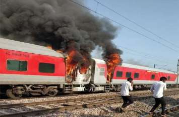Burning train becomes Telangana Express, lives of such passengers ... बर्निंग ट्रेन बनी तेलंगाना एक्सप्रेस, ऐसे बची यात्रियों की जान...