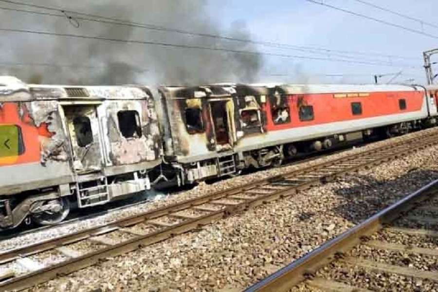 बर्निंग टे्रन बनी तेलंगाना एक्सप्रेस, ऐसे बची यात्रियों की जान...