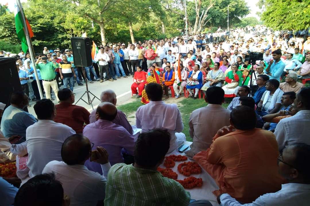 निगमीकरण के विरोध में डीएलडब्ल्यू में जनसभा