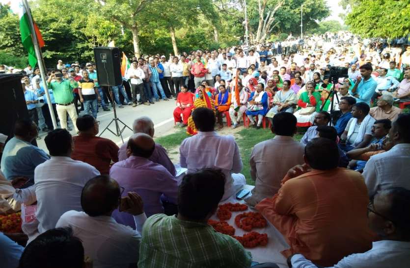 निगमीकरण के विरोध में डीएलडब्ल्यू में जनसभा रेल उत्पादन इकाइयों के निगमीकरण का विरोध- NFIR के राष्ट्रीय नेताओं ने डीरेका में भरी हुंकार