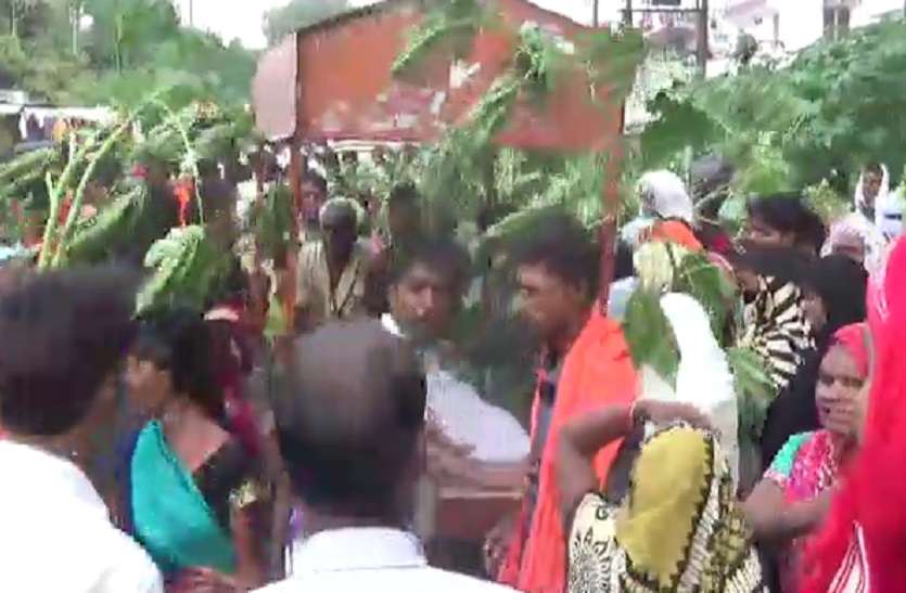 protest in up कांशीराम आवास: 1. 9 करोड़ रुपये बिजली बिल बकाया, कटा कनेक्शन विरोध में उतरे के लोग