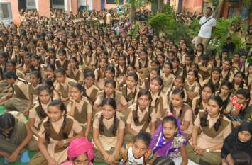 Students gave various presentations छात्र-छात्राओं ने दी विभिन्न प्रस्तुतियां