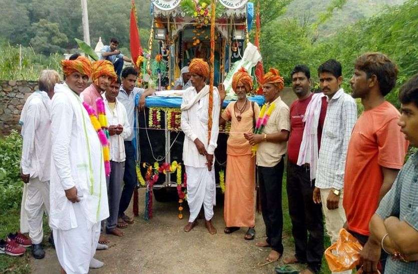 पदयात्राओं में दिख रहा आस्था का ज्वार पदयात्राओं में दिख रहा आस्था का ज्वार