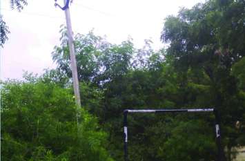 Power line passing through school building touching 44 साल से लिख रहे खत, पढ़ नहीं रहा निगम