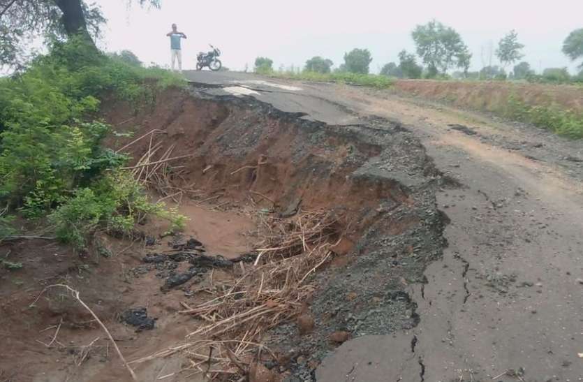 Prime Minister Road Planning, Public Works Department, Rain Prime Minister's Road Scheme : बारिश से खुली मिलावट की पोल