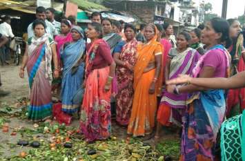 Vegetables under the feet expressed anger पैरों तले सब्जियां रौंदकर जताया आक्रोश