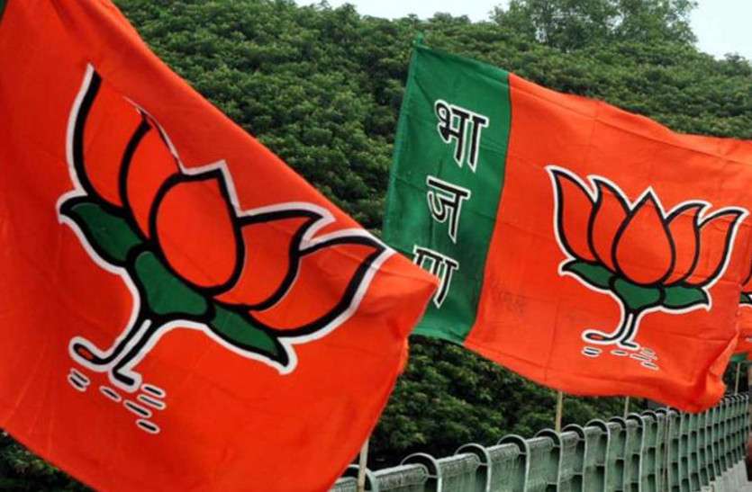 high profile gambling by BJP leader in madhya pradesh भाजपा नेता चला रहा था हाईप्रोफाइल जुआफड़, पुलिस ने पकड़ा तो थाने पहुंचे बड़े-बड़े नेता भी नहीं छुड़ा पाए