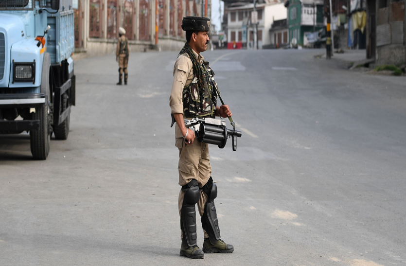a5.png कश्मीर में अब हिजबुल की धमकी, घर से बाहर निकले लोग तो भुगतने होंगे परिणाम