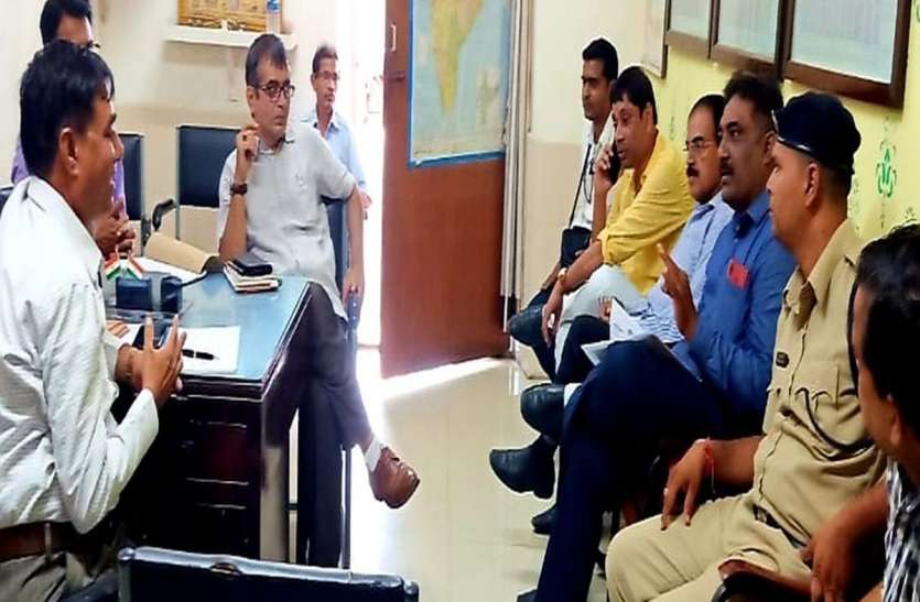 नवसारी स्टेशन पर सुविधाएं बढ़ाने की उठाई मांग नवसारी स्टेशन पर सुविधाएं बढ़ाने की उठाई मांग