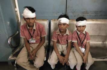 School vehicle collides with tree, five children injured स्कूल वाहन पेड़ से टकराया, पांच बच्चे घायल