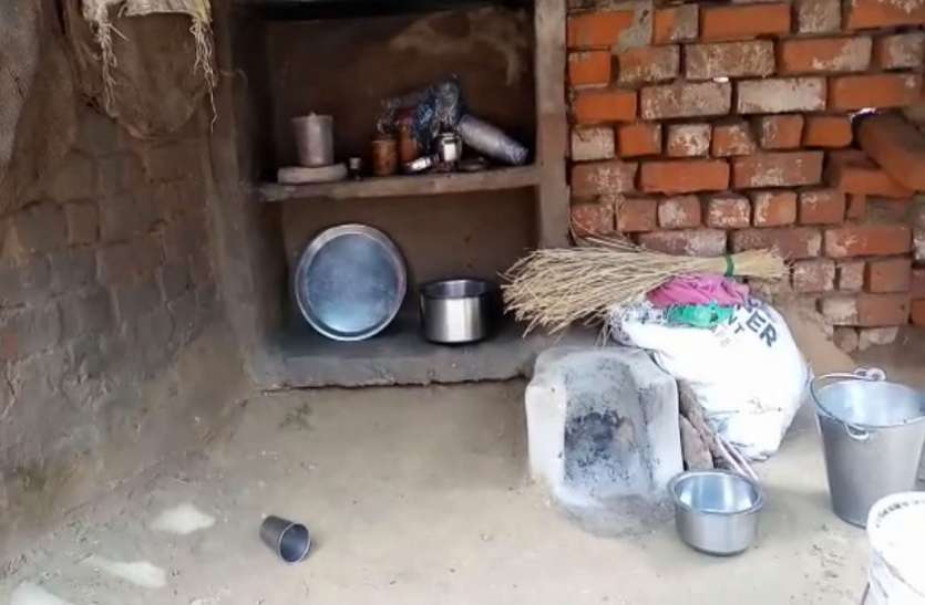 भुखमरी से जूझ रहे ग्रामीण ने की खुदकुशी, प्रशासन ने बाद में किया खाने का इंतजाम भुखमरी से जूझ रहे ग्रामीण ने की खुदकुशी, प्रशासन ने बाद में किया खाने का इंतजाम
