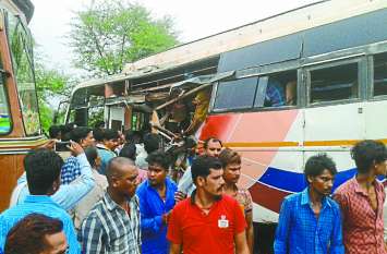 Accident: Bus truck collided 25 passengers injured. Accident: तेज रफ्तार बस और ट्रक की आमने-सामने हुई भिड़ंत, मची चीख-पुकार, 25 यात्री गंभीर रूप से घायल