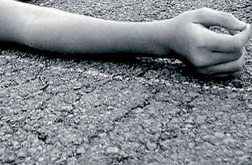 Youth dies in accident Traumatic Accident : बैलों के बिदकने पर तालाब में गिरी बैलगाड़ी से किशोर की मौत, मां को जीवित निकाला