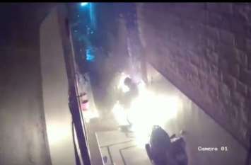 Petrol lit mopeds parked in Udale street पेट्रोल उड़ेल गली में खड़ी मोपेड जलाई