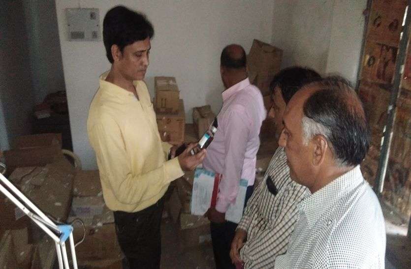 सरकारी अस्पताल में एक्सपायर दवाइयां, डॉक्टर नहीं दिखे पर गंदगी जरूर दिखी सरकारी अस्पताल में एक्सपायर दवाइयां, डॉक्टर नहीं दिखे पर गंदगी जरूर दिखी