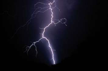 1 Boy Died 4 Injured Due to lightning Strike in Deogarh Rajsamand राजसमंद : रामदेवरा से लौट रहे यात्रियों पर बारिश के दौरान गिरी बिजली, 1 की मौत 4 झुलसे