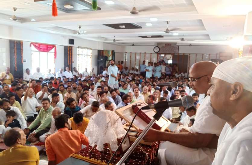 प्रसन्न रहना चाहते हैं तो दूसरों को खुश रखना सीखो संसार में व्यक्ति समभाव को भूला