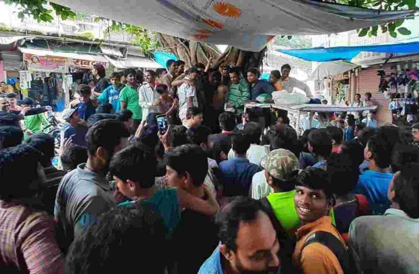 अरनोद में दुकान से आभूषण चुराते युवक को पकड़ा अरनोद में दुकान से आभूषण चुराते युवक को पकड़ा