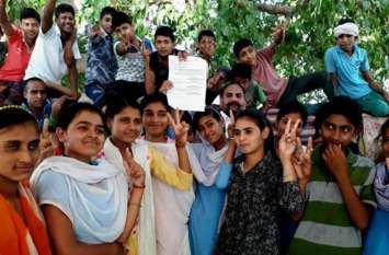Daughters put class on the road, solution ... India is really change बेटियों ने सड़क पर क्लास लगा किया समाधान... सच में बदल रहा है हिंदुस्तान