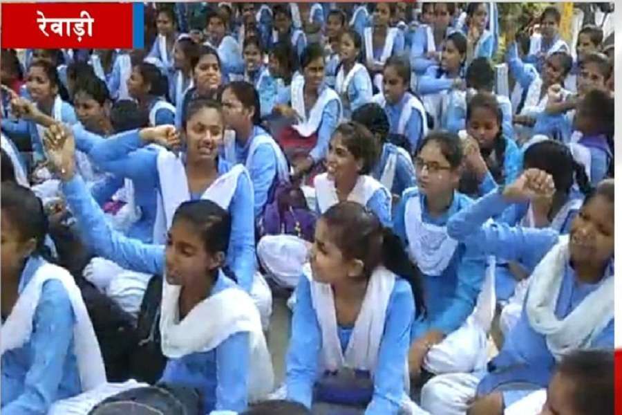 बेटियों ने सड़क पर क्लास लगा किया समाधान... सच में बदल रहा है हिंदुस्तान