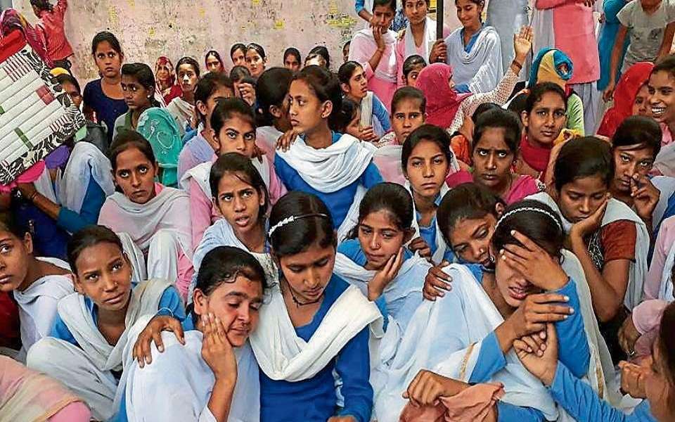 बेटियों ने सड़क पर क्लास लगा किया समाधान... सच में बदल रहा है हिंदुस्तान