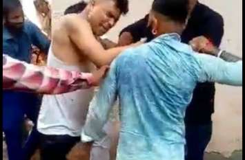 Meter reader beaten with slippers बिल बकाया होने पर काटी बिजली तो उपभोक्ता ने मीटर रीडर को चप्पलों से पीटा