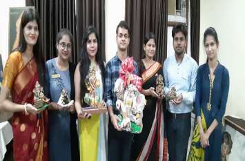 Children and youth created statues of clay बच्चों और युवाओं ने बनाई मिट्टी के श्रीगणेश की प्रतिमाएं