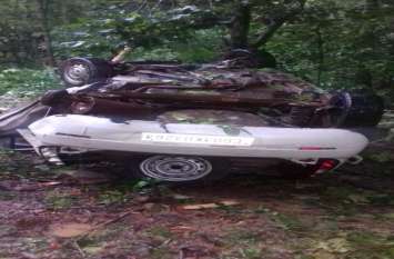 Accident: car collided with tree 6 peoples injured Accident: पेड़ से टकराई तेज रफ्तार कार, गाड़ी के उड़े परखच्चे, 6 लोग गंभीर रूप से घायल