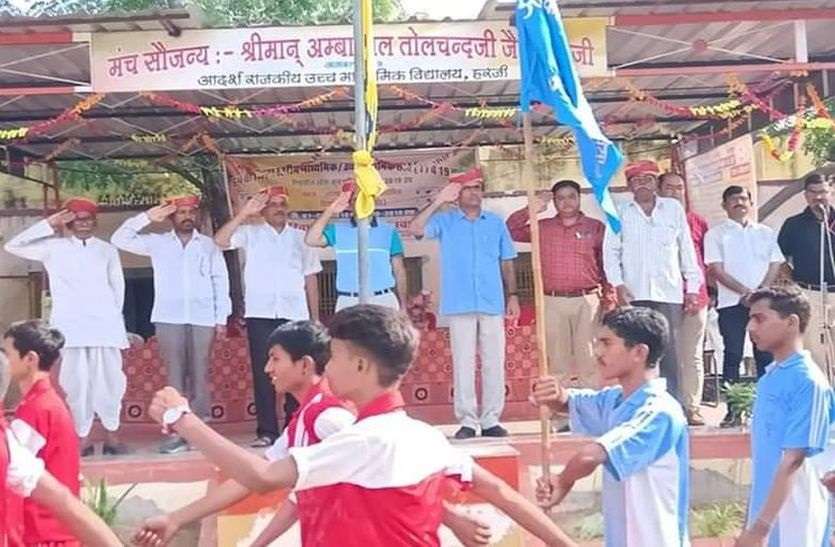 बाहर से बुलाए अतिथि और गांव के सरपंच की अनदेखी बाहर से बुलाए अतिथि और गांव के सरपंच की अनदेखी