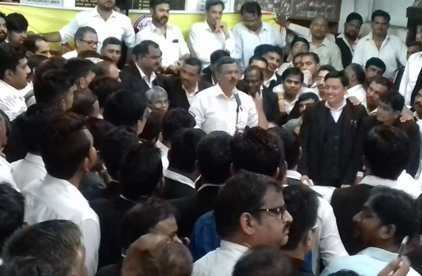 हाईकोर्ट के वकील,वकीलों की हड़ताल,वकीलों की हड़ताल वकील की गोली मारकर हत्या, यहां वकीलों ने कर दिया काम बंद: देखें वीडियो