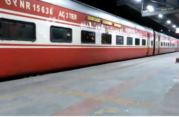 Nanda devi express train Nanda devi express train