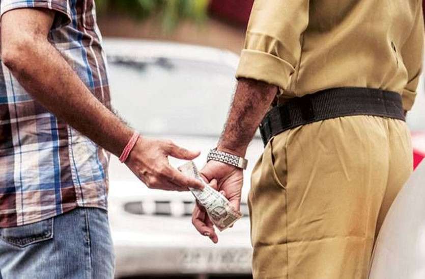 तीन पुलिसकर्मी कर रहे थे उगाही, जब वीडियो डीसीपी के पास पहुंचा तो तीनों हो गए सस्पेंड तीन पुलिसकर्मी कर रहे थे उगाही, जब वीडियो डीसीपी के पास पहुंचा तो तीनों हो गए सस्पेंड