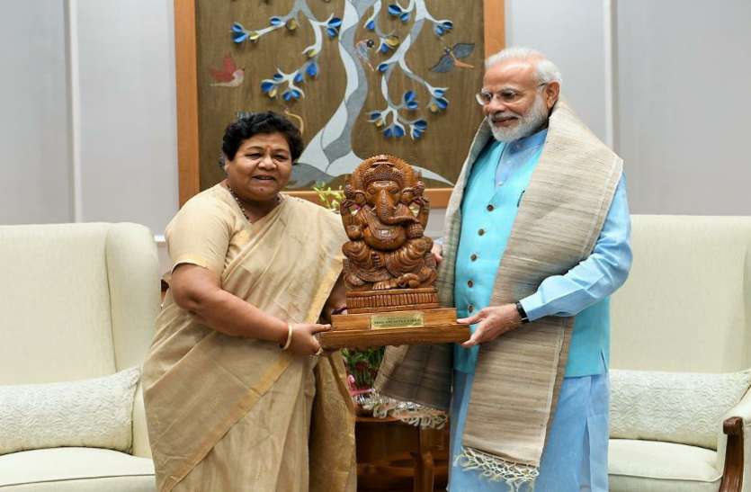 PM Modi Meets Chhattisgarh Governor Anusuiya Uikey, Naxal, Basta News - PM  मोदी ने राज्यपाल उइके से की सौजन्य मुलाकात, कहा- प्रदेश के विकास के लिए सभी  वर्गों को साथ लेकर करें