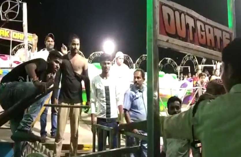 मीना बाजार में हो गई खाकी वर्दी वाले की पिटाई... जानिए आखिर क्या था माजरा मीना बाजार में हो गई खाकी वर्दी वाले की पिटाई... जानिए आखिर क्या था माजरा