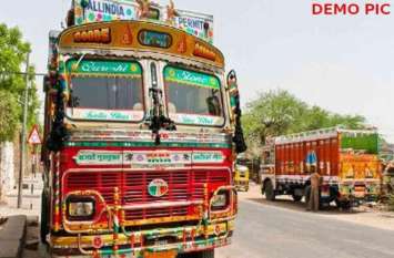 Trola overturned on highway, 3 km jam हाईवे पर पलटा ट्रोला, ३ किमी का जाम