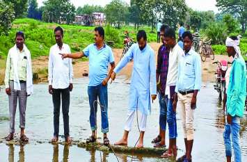 Drain flowing from heavy rain नाले पर उफान आते ही टापू बन जाते हैं पांच गांव, हफ्तेभर तक बंद हो जाता है आवागमन