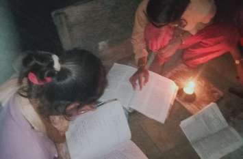 Daughters reading in chimney flame, 80 percent marks in board exam चिमनी की लौ में पढकर 80 फीसदी अंक ला रही बेटियां