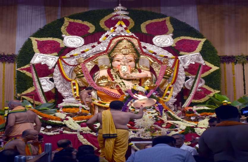 mumbai ganesotsav : 20 करोड़ के आभूषण से लक-दक जीएसबी के गणपति mumbai ganesotsav : 20 करोड़ के आभूषण से लक-दक जीएसबी के गणपति