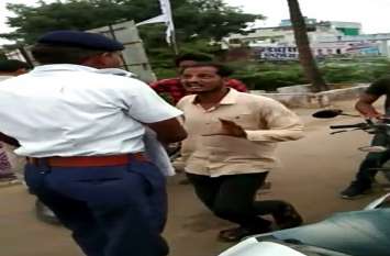 Youth slams traffic policeman पुलिस के ग्यारसीलाल का गाल हुआ 'लाल , युवक ने यातायात पुलिसकर्मी को जड़ा जोरदार तमाचा
