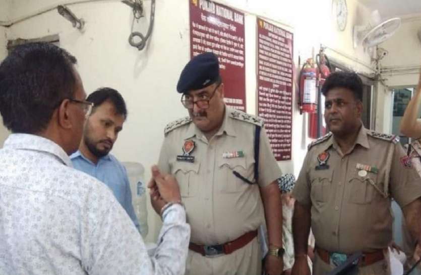 दबंग अंदाज में बैंक में खुलेआम डाला डाका दबंग अंदाज में बैंक में खुलेआम डाला डाका