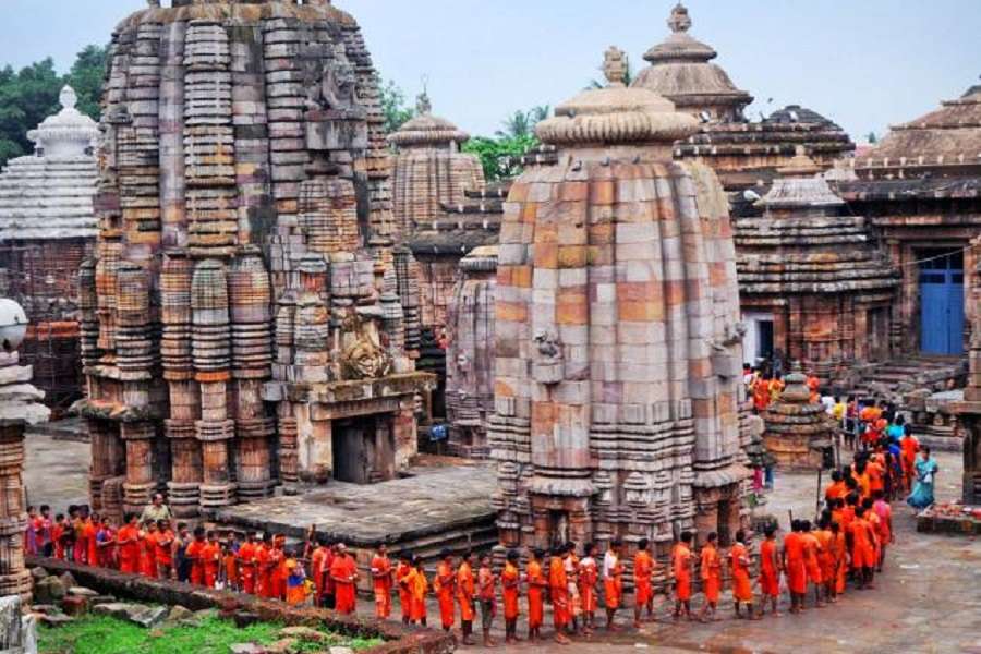जमीन के झगड़े में पूजा-प्रसाद को तरसे भगवान!