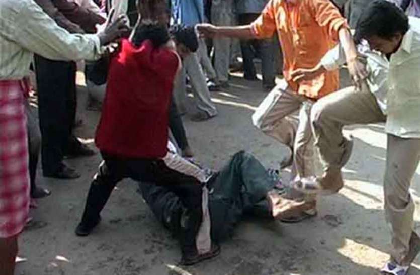 बच्चा चोर-बच्चा चोर के पीछे क्या है साजिश, नौ निर्दोष मजदूरों को जमकर पीटा, एक की मौत बच्चा चोर-बच्चा चोर के पीछे क्या है साजिश, नौ निर्दोष मजदूरों को जमकर पीटा, एक की मौत