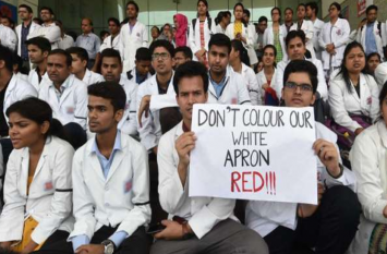 Mob Lynching In India: Doctors Strike Against Jorhat Mob Lynching Case इस वजह से डॉक्टर हुआ मॉब लिंचिंग का शिकार, साथियों ने की प्रदेशव्यापी हड़ताल