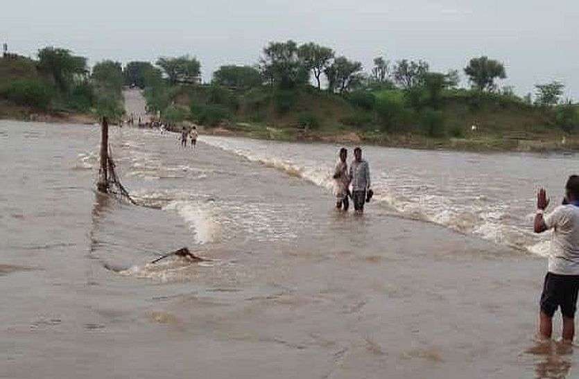 मांडल में चार, भीलवाड़ा में ढाई इंच बारिश,बिजली गिरने से प्रौढ़ की मौत मांडल में चार, भीलवाड़ा में ढाई इंच बारिश,बिजली गिरने से प्रौढ़ की मौत