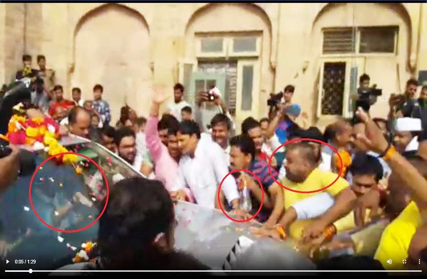 jyotiraditya scindia follower attempt suicide in front of him: सिंधिया समर्थक आंनद अग्रवाल पानी की बोटल में पेट्रोल लेकर उनकी गाड़ी के आगे आ गया और खुद को जलाने की कोशिश करने लगा। जिसे देख सिंधिया गाड़ी में बैठे हुए हाथ हिला कर मना करते हुए दिखाई दिए। अन्य लोगों ने उस व्यक्ति से बोटल छुड़ाई और उसे पकड़ कर गाड़ी से दूर ले गए। VIDEO: सिंधिया समर्थक ने की खुद को आग लगाने की कोशिश, सिंधिया कार में बैठे उसे रोकते रहे