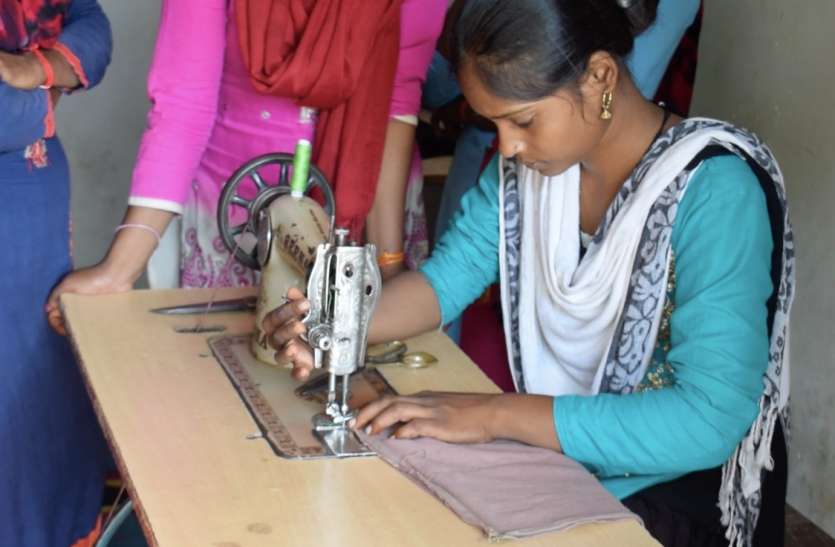 सूती कपड़ों से नैपकिन पैड बनाना सीखती किशोरी चंदापुर की किशोरियां ने सीखा 'अपना पैड' बनाना