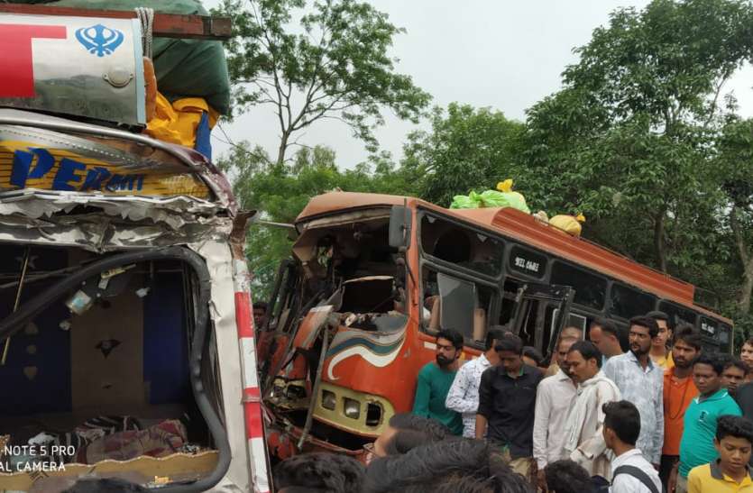 Chicholi. The bus and truck collided. बस और ट्रक की भिड़ंत में एक की मौत, ३४ यात्री घायल