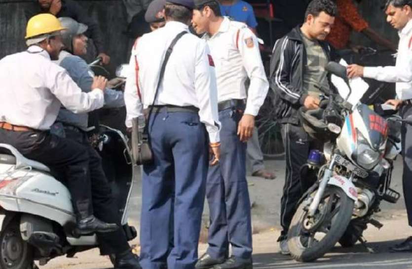 1563974888-delhi_traffic_police_representative_img.jpeg ट्रैफिक पुलिस के चालान से ऐसे बच सकते हैं आप, अपनाए ये 10 तरीके