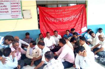 Lekhpal charged DM Aligarh Shahjahanpur Rampur harassing latest news UP में इन जिलों के DM कर रहे लेखपालों का उत्पीड़न, विरोध में धरना- प्रदर्शन