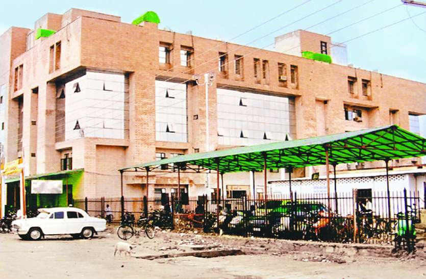 बिलासपुर के सिम्स अस्पताल में मरीजों की जान को खतरा, इलाज करवाने गए तो ऊपर से गिरती है मौत सिम्स में आई 6 नई पीजी की सीटें, मेडीकल कॉलेज में खुशी का माहौल